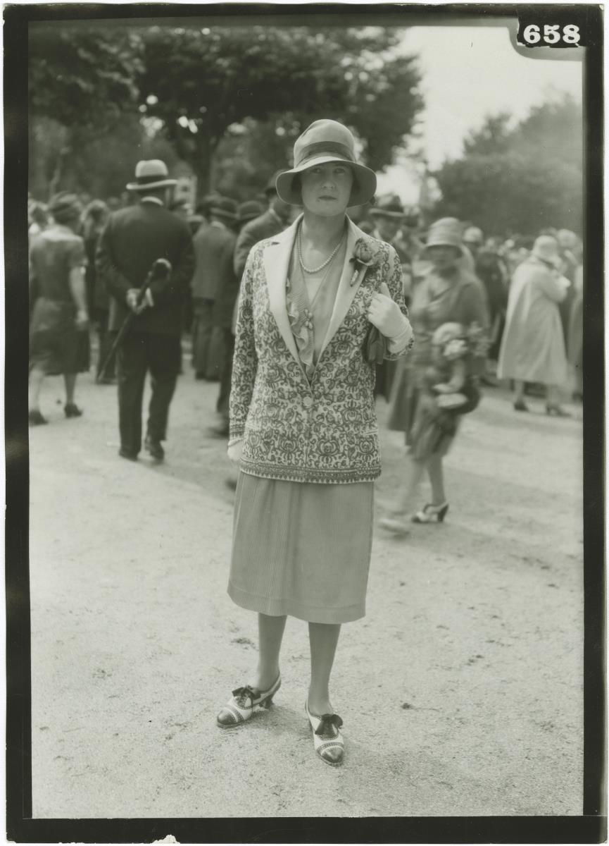 Frau in Kostüm auf dem Rennplatz in Deauville