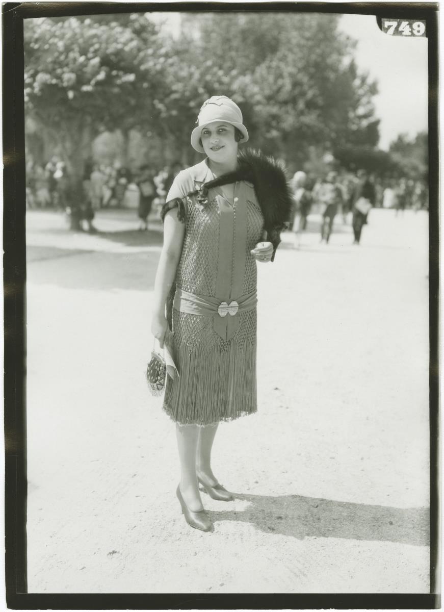 Frau in Kleid auf dem Rennplatz in Deauville