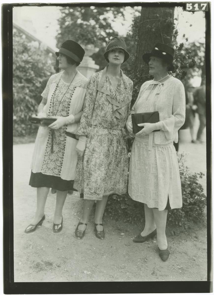 Frauen in Kleidern auf dem Rennplatz in Auteuil