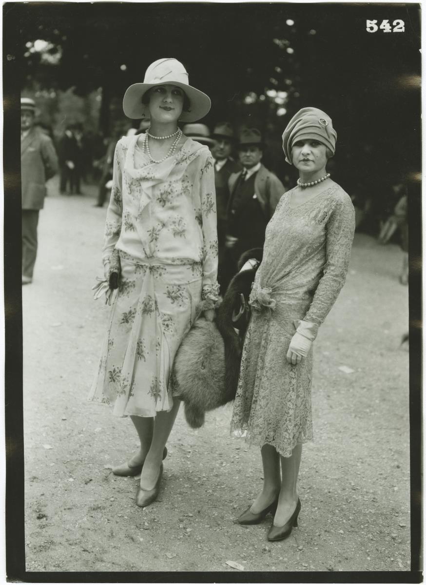 Frauen in Kleidern auf dem Rennplatz in Auteuil