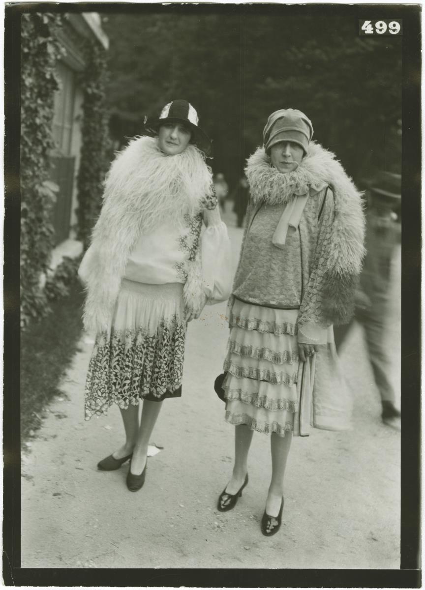 Frauen in Kleidern auf dem Rennplatz in Auteuil