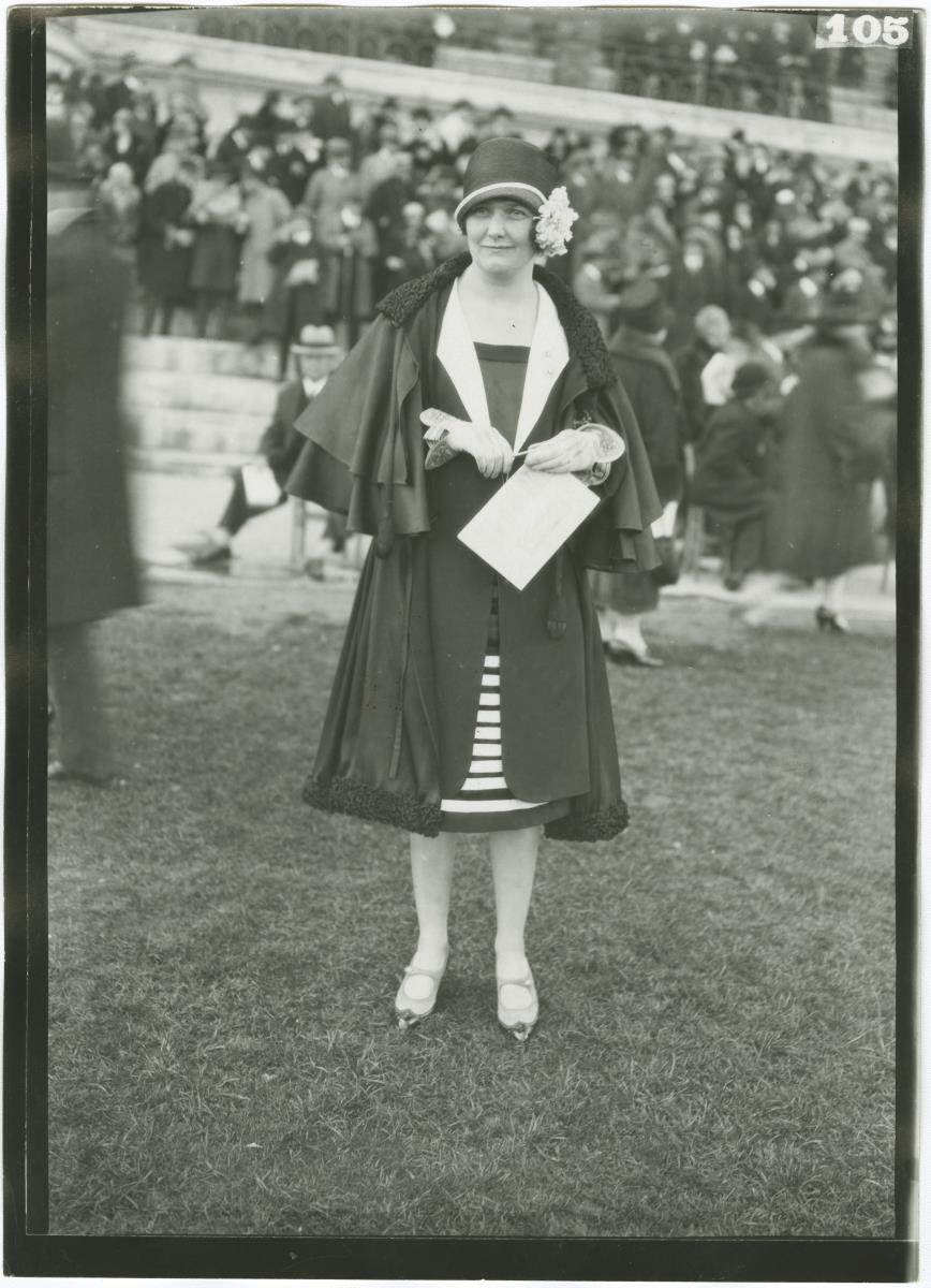 Frau in Ensemble auf dem Rennplatz in Auteuil
