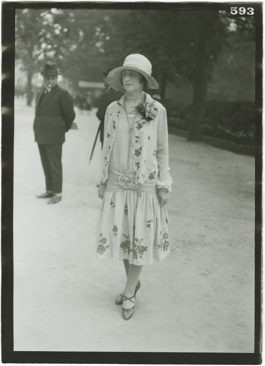 Frau in Ensemble auf dem Rennplatz in Auteuil