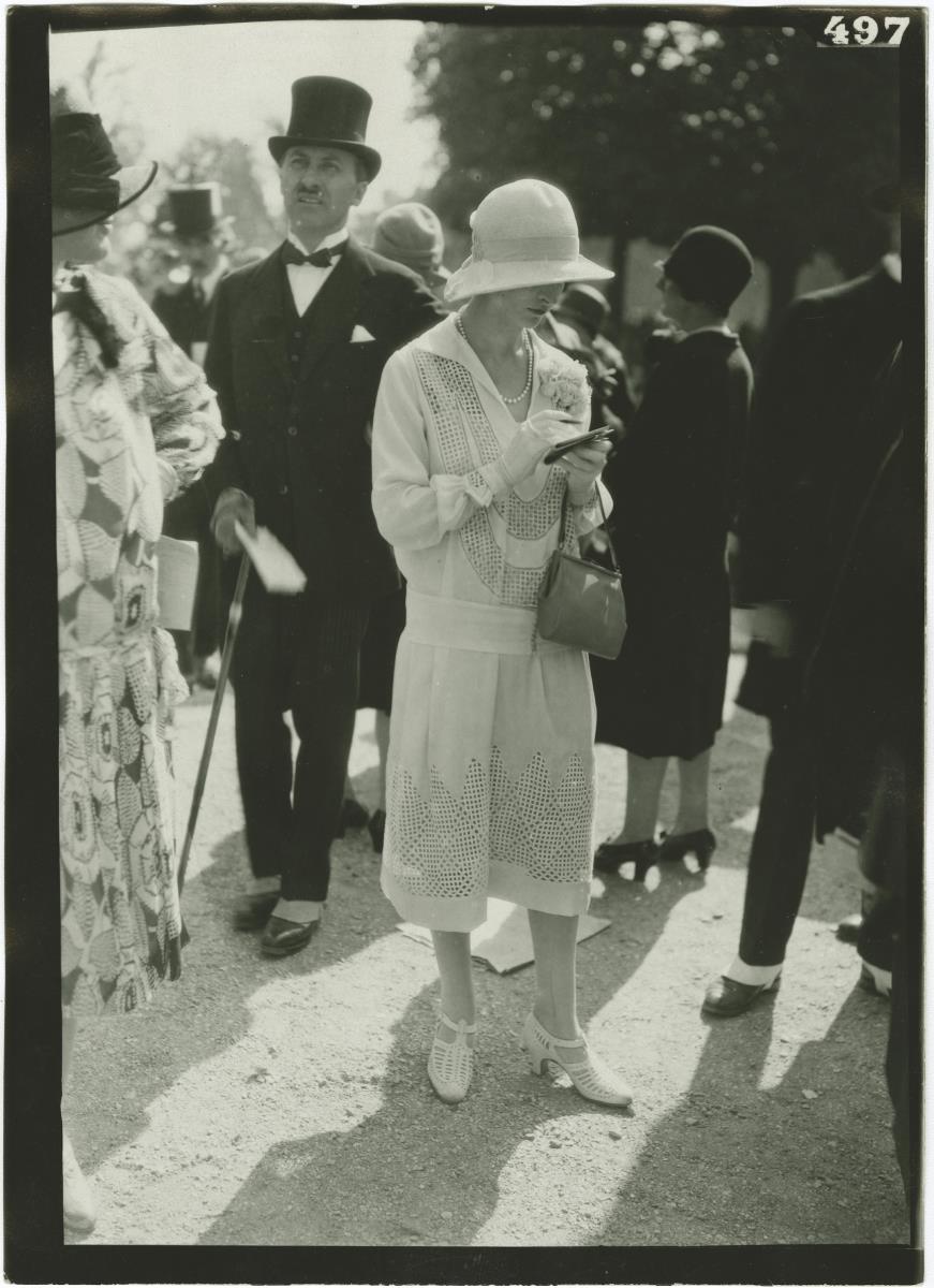 Frau in Kleid auf dem Rennplatz in Auteuil