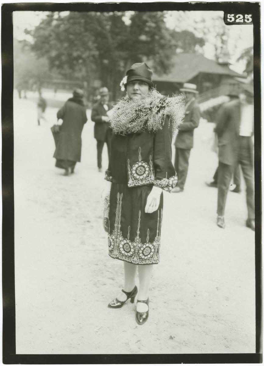 Frau in Kostüm auf dem Rennplatz in Auteuil