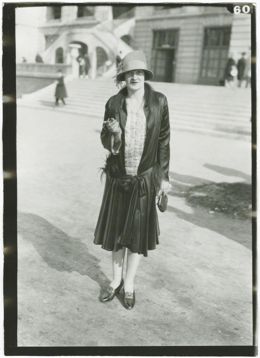 Frau in Ensemble auf dem Rennplatz in Auteuil