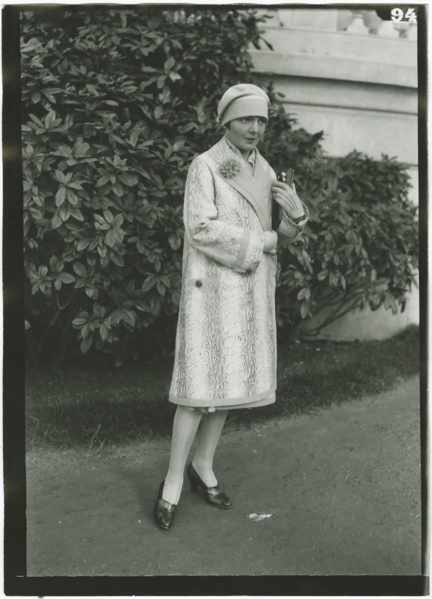 Frau in Mantel auf dem Rennplatz in Auteuil