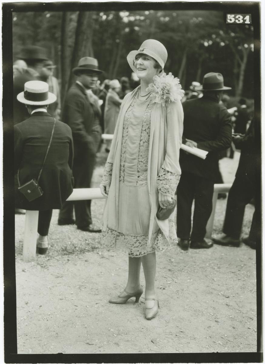 Frau in Ensemble auf dem Rennplatz in Auteuil