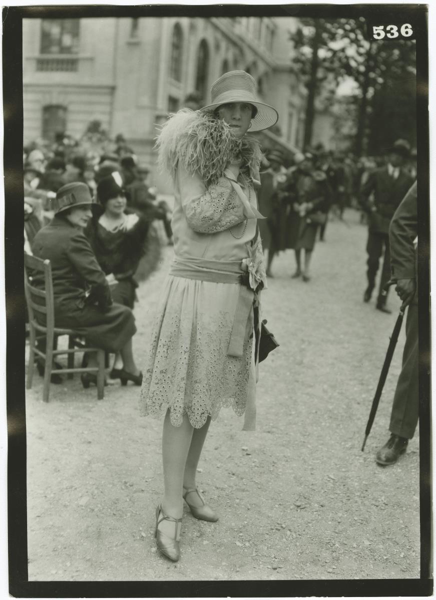 Frau in Kleid auf dem Rennplatz in Auteuil