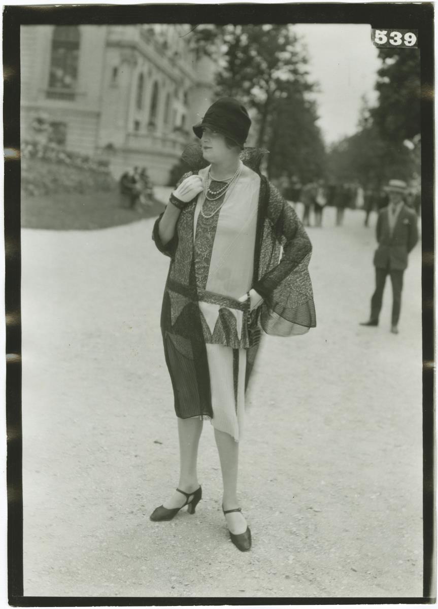 Frau in Ensemble auf dem Rennplatz in Auteuil