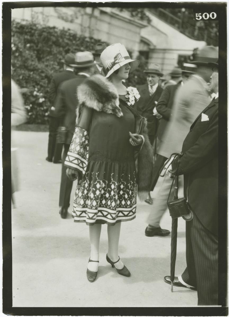 Frau in Kleid auf dem Rennplatz in Auteuil