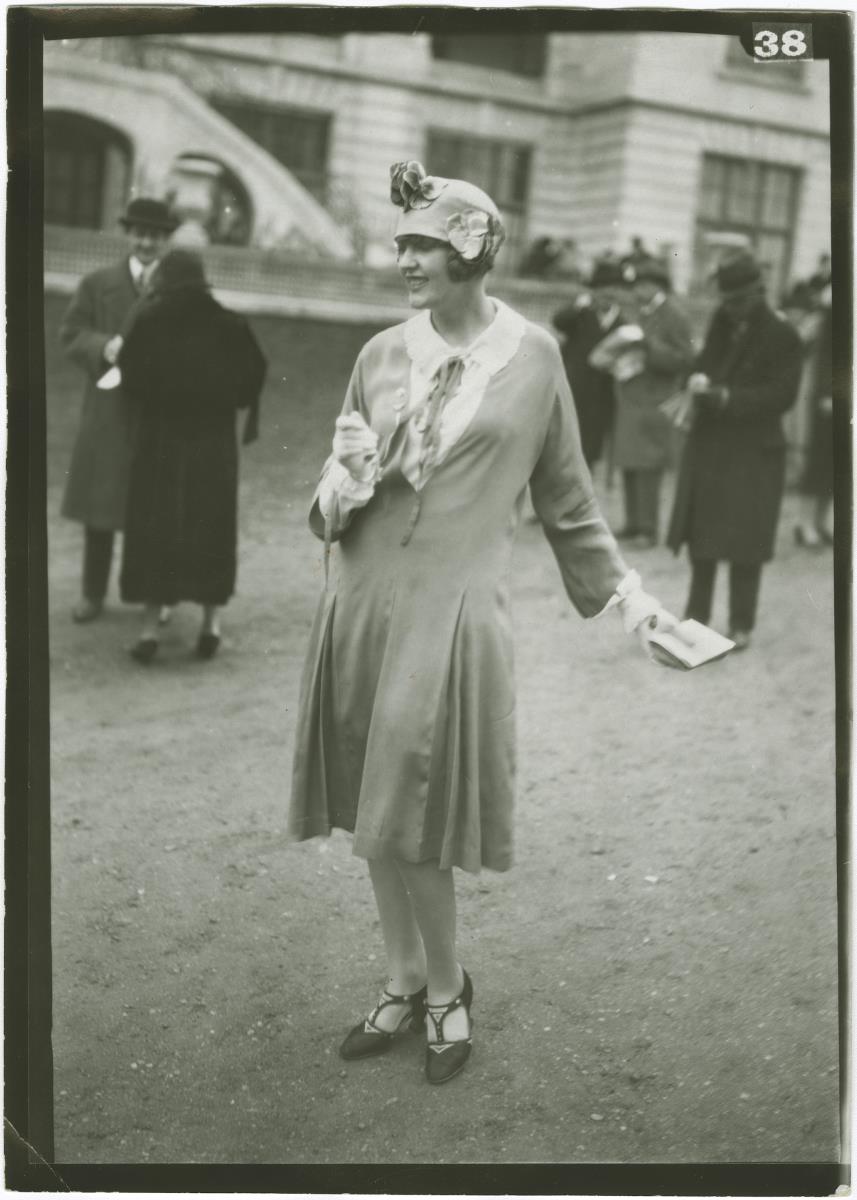 Frau in Kleid auf dem Rennplatz in Auteuil