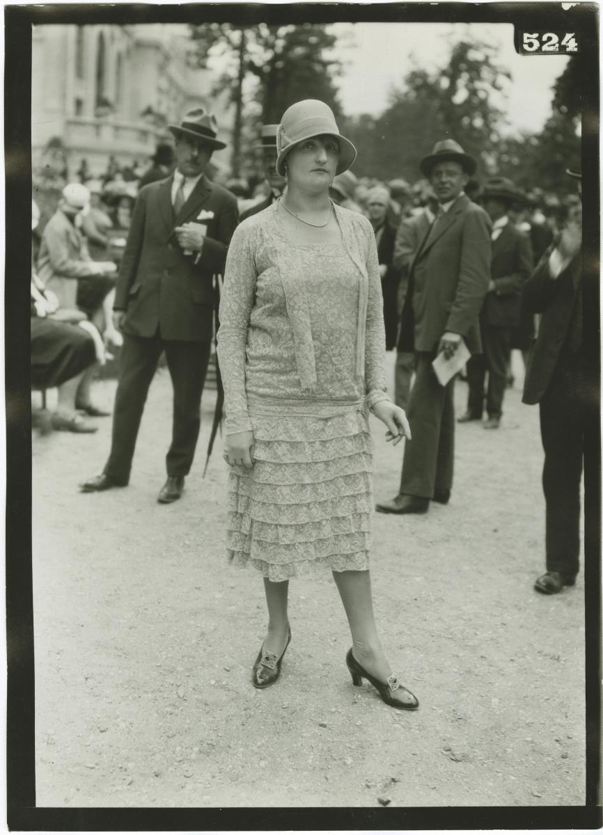 Frau in Kleid auf dem Rennplatz in Auteuil