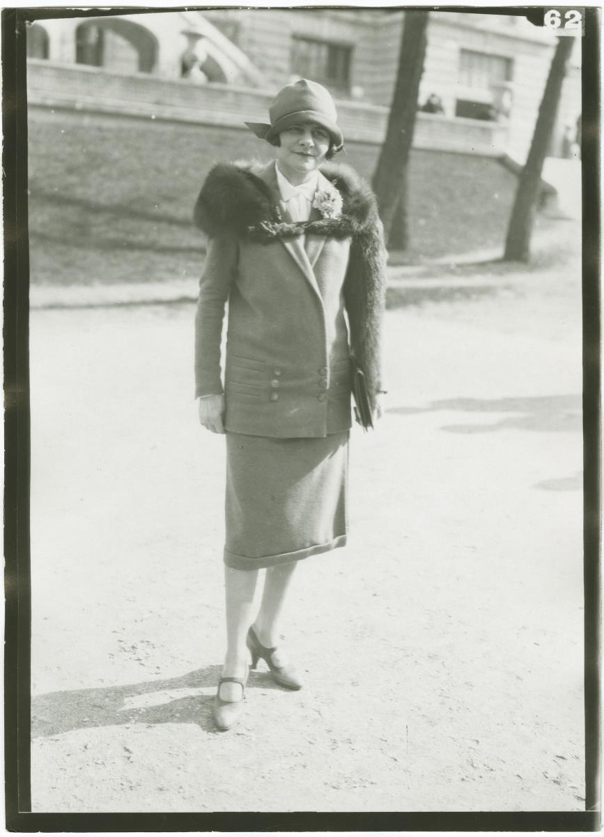 Frau in Kostüm auf dem Rennplatz in Auteuil