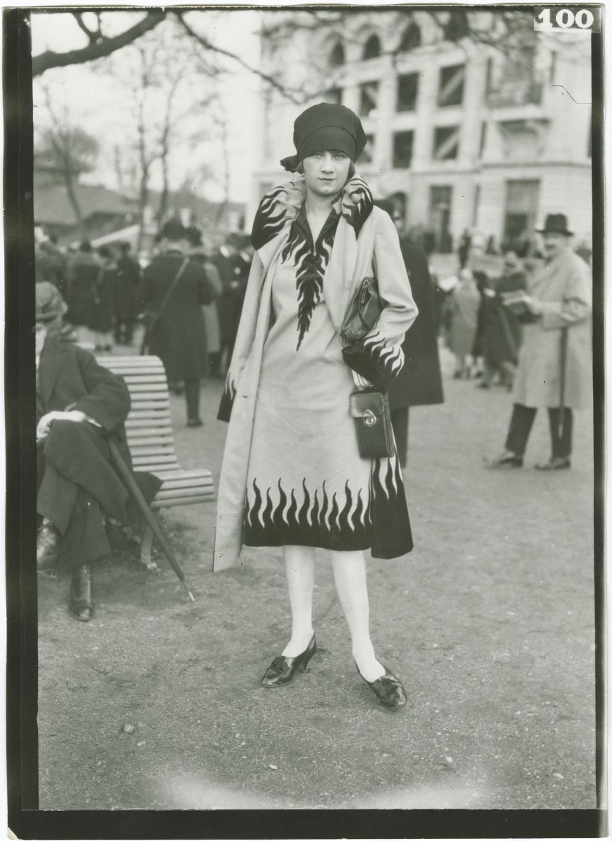 Frau in Ensemble auf dem Rennplatz in Auteuil