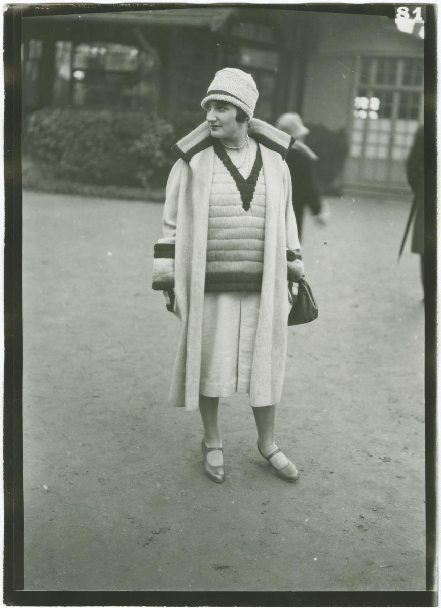 Frau in Ensemble auf dem Rennplatz in Auteuil