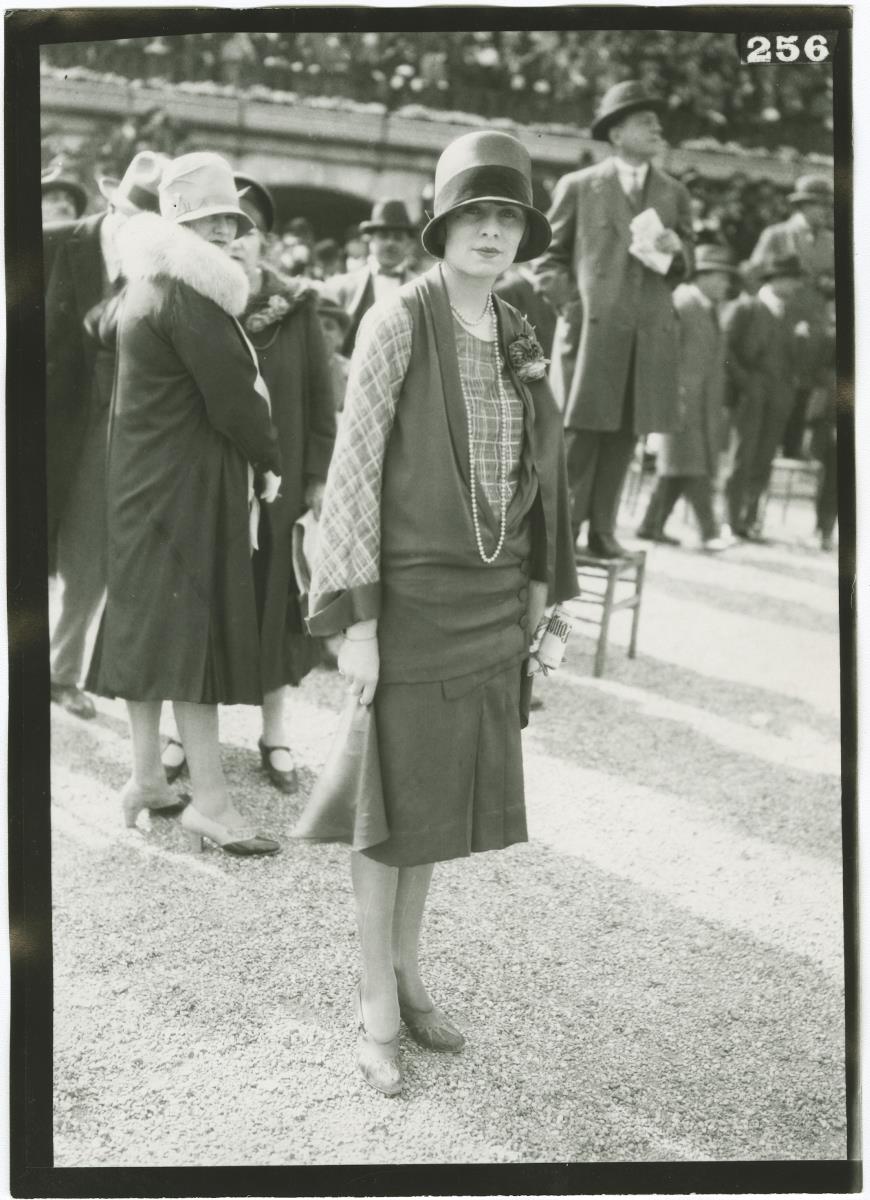 Frau in Ensemble auf dem Rennplatz in Longchamp