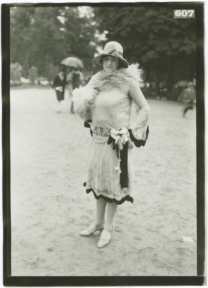 Frau in Kleid auf dem Rennplatz in Longchamp