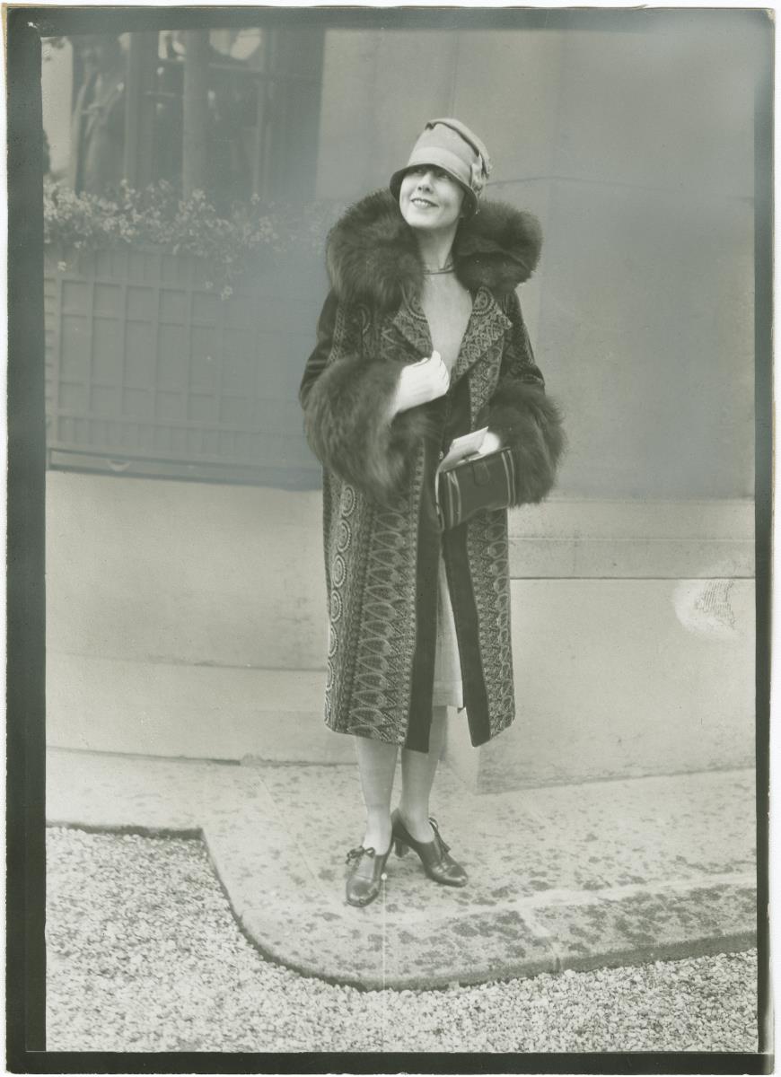 Frau in Mantel auf dem Rennplatz in Longchamp