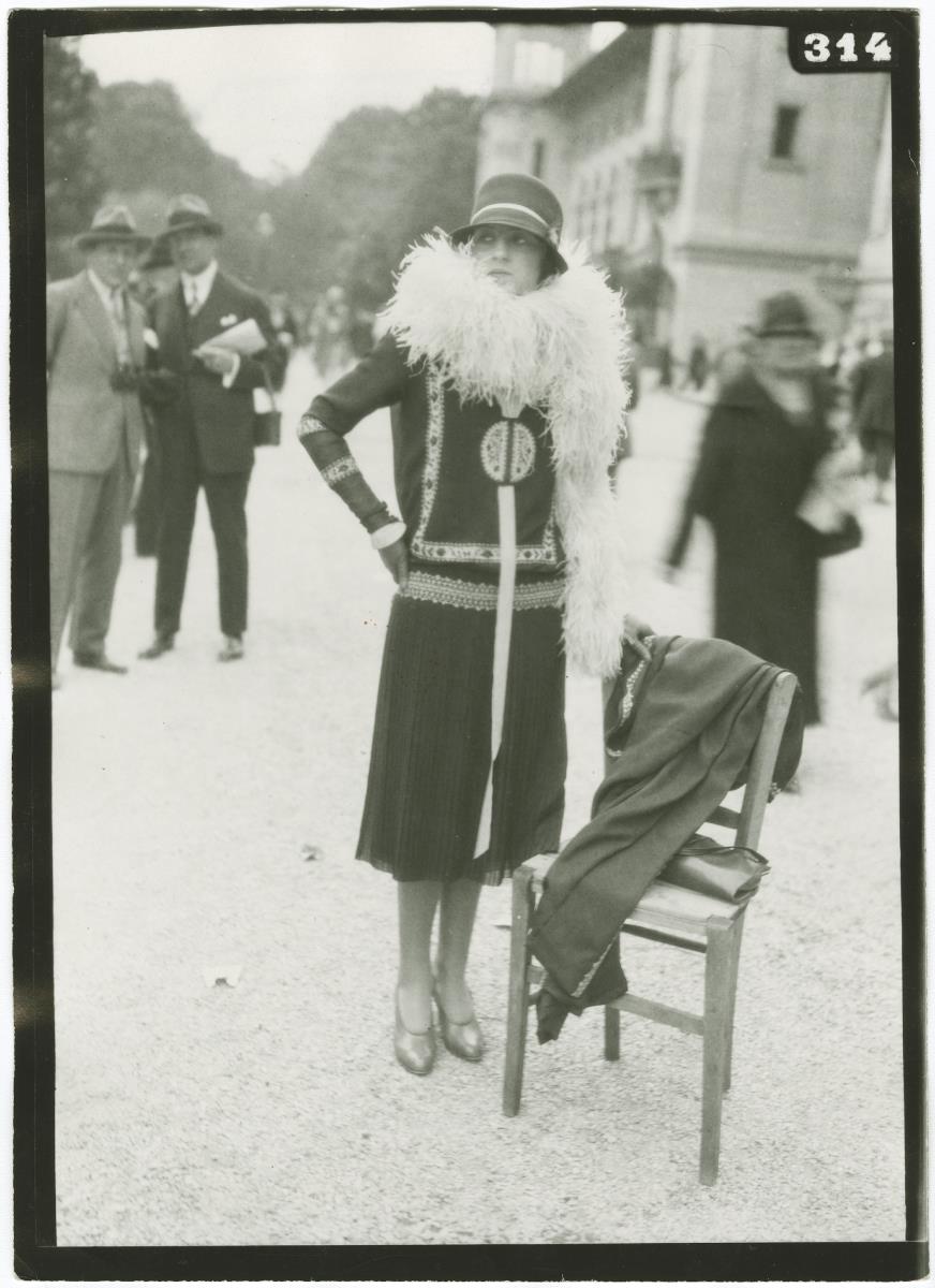 Frau in Kleid auf dem Rennplatz in Longchamp