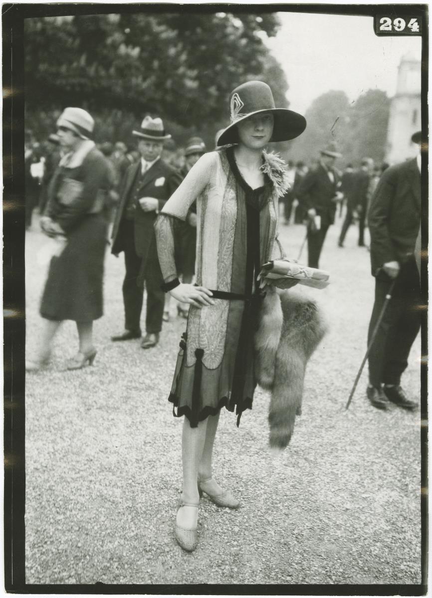 Frau in Kleid auf dem Rennplatz in Longchamp