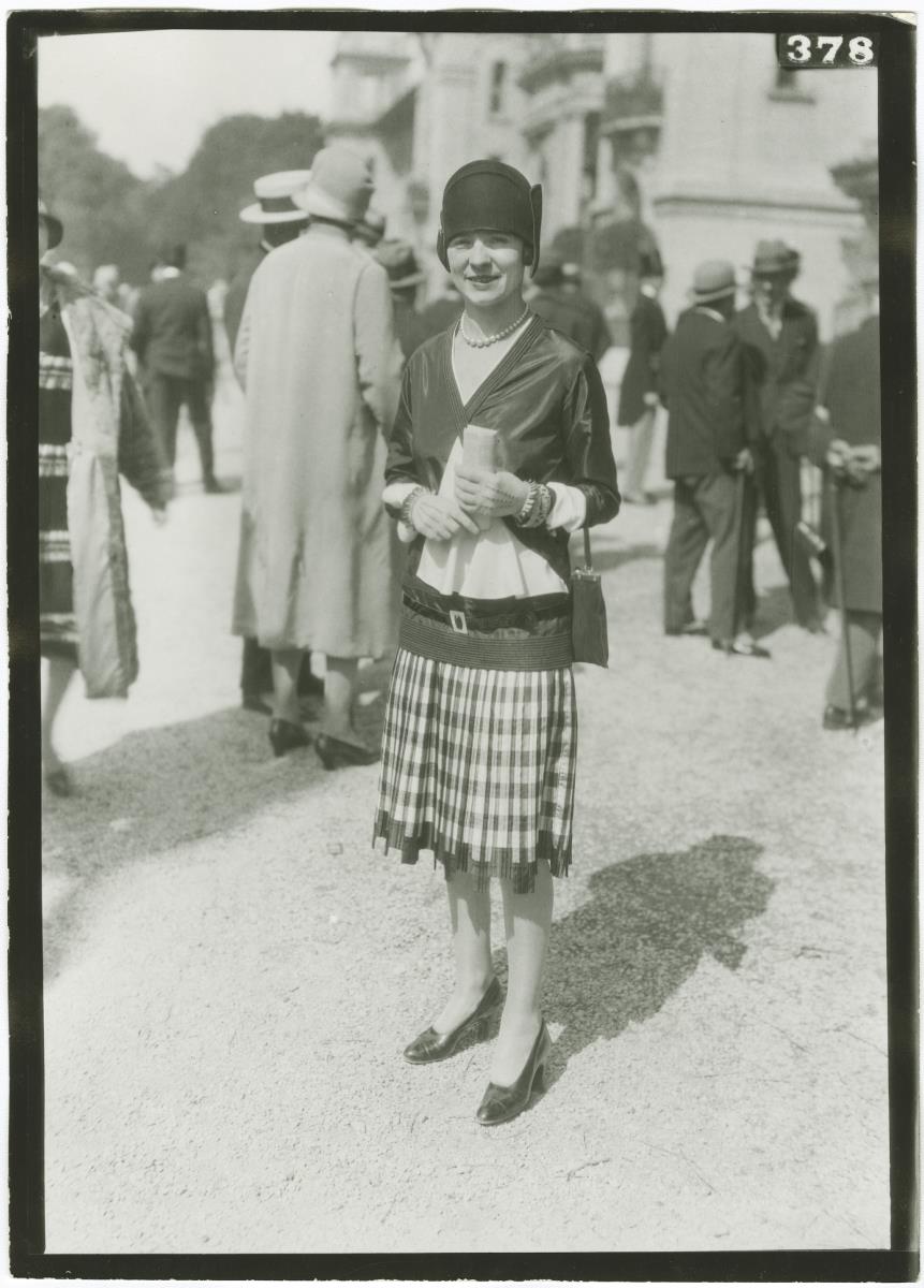 Frau in Kleid auf dem Rennplatz in Longchamp
