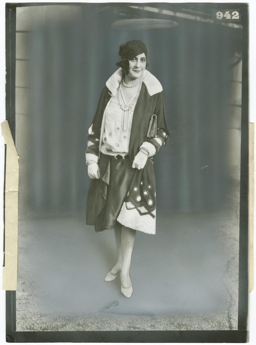 Frau in Ensemble auf dem Rennplatz in Longchamp