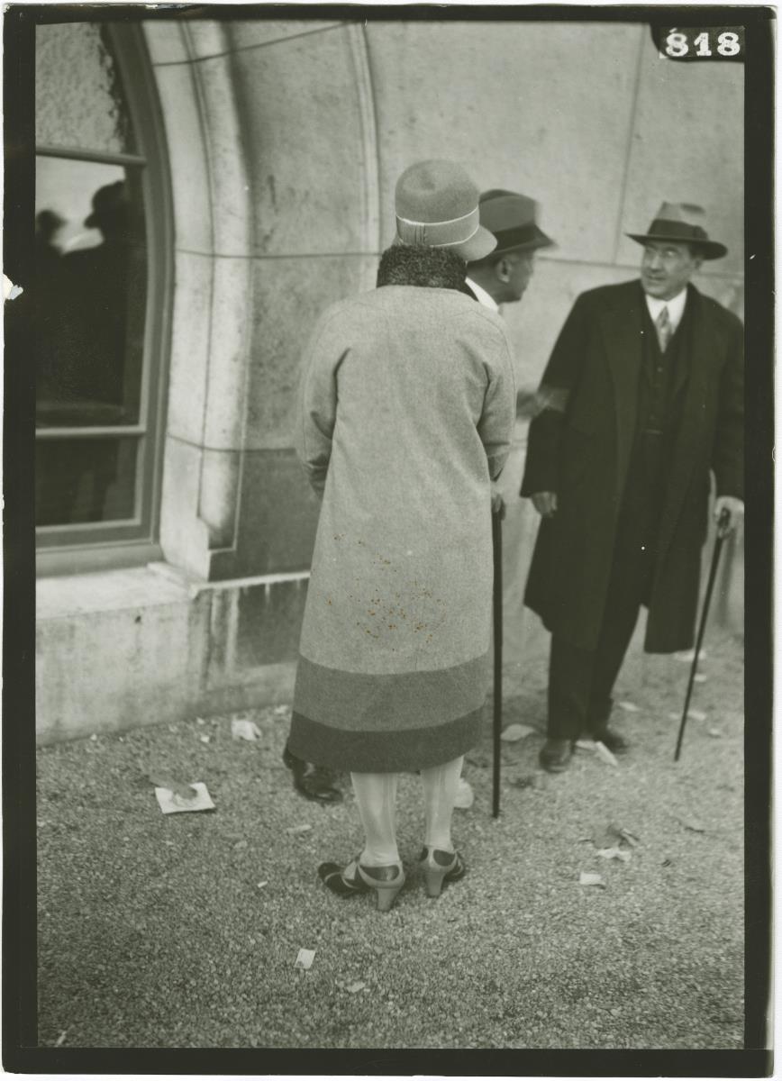 Frau in Mantel auf dem Rennplatz in Longchamp