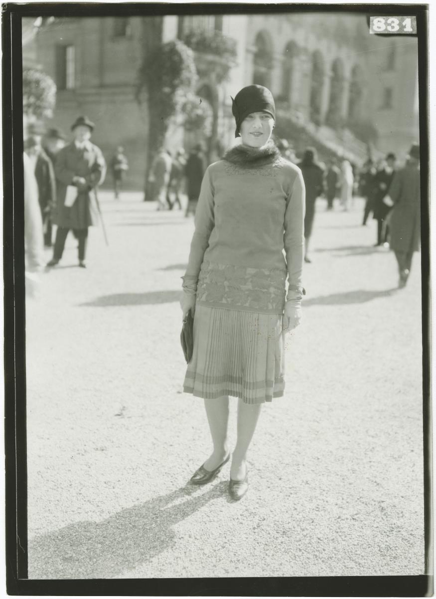Frau in Kleid auf dem Rennplatz in Longchamp