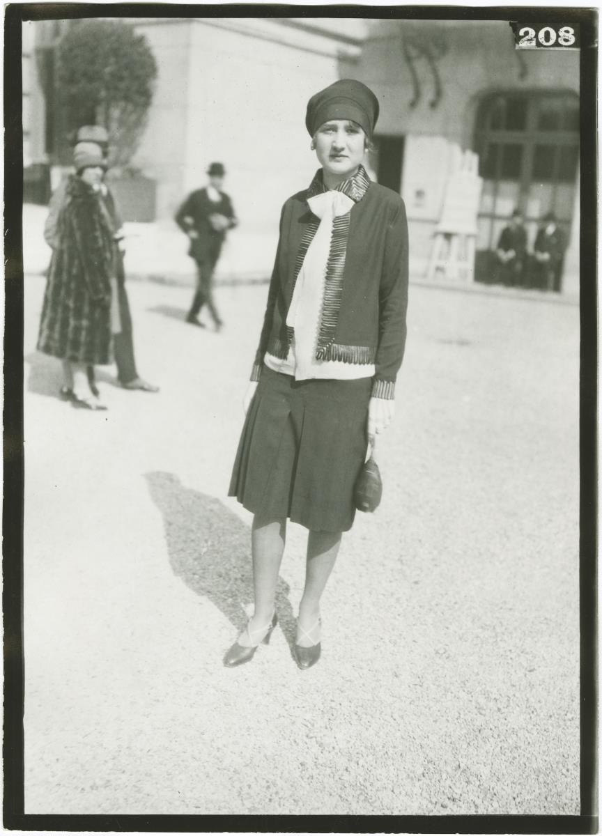 Frau in Kostüm auf dem Rennplatz in Longchamp