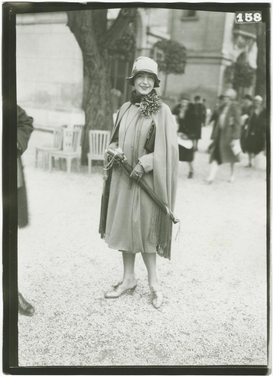 Frau in Mantel auf dem Rennplatz in Longchamp