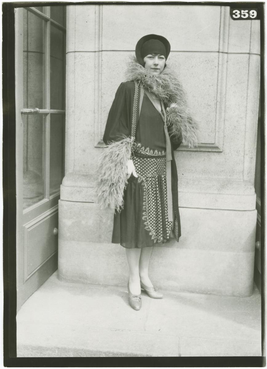 Frau in Kleid auf dem Rennplatz in Longchamp