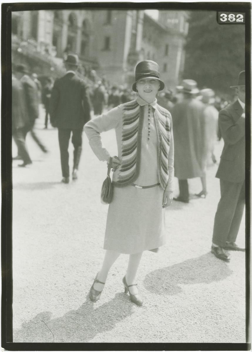 Frau in Ensemble auf dem Rennplatz in Longchamp