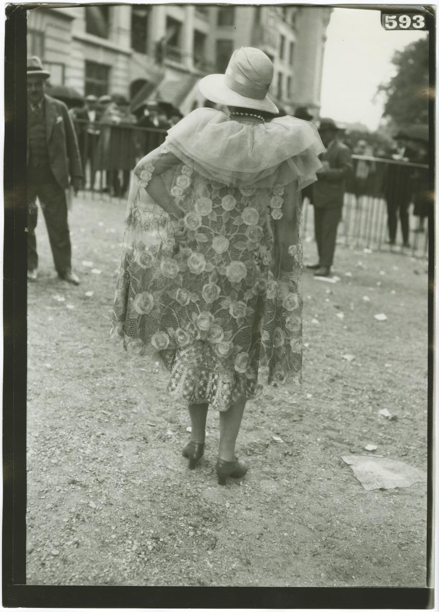 Frau in Mantel auf dem Rennplatz in Longchamp