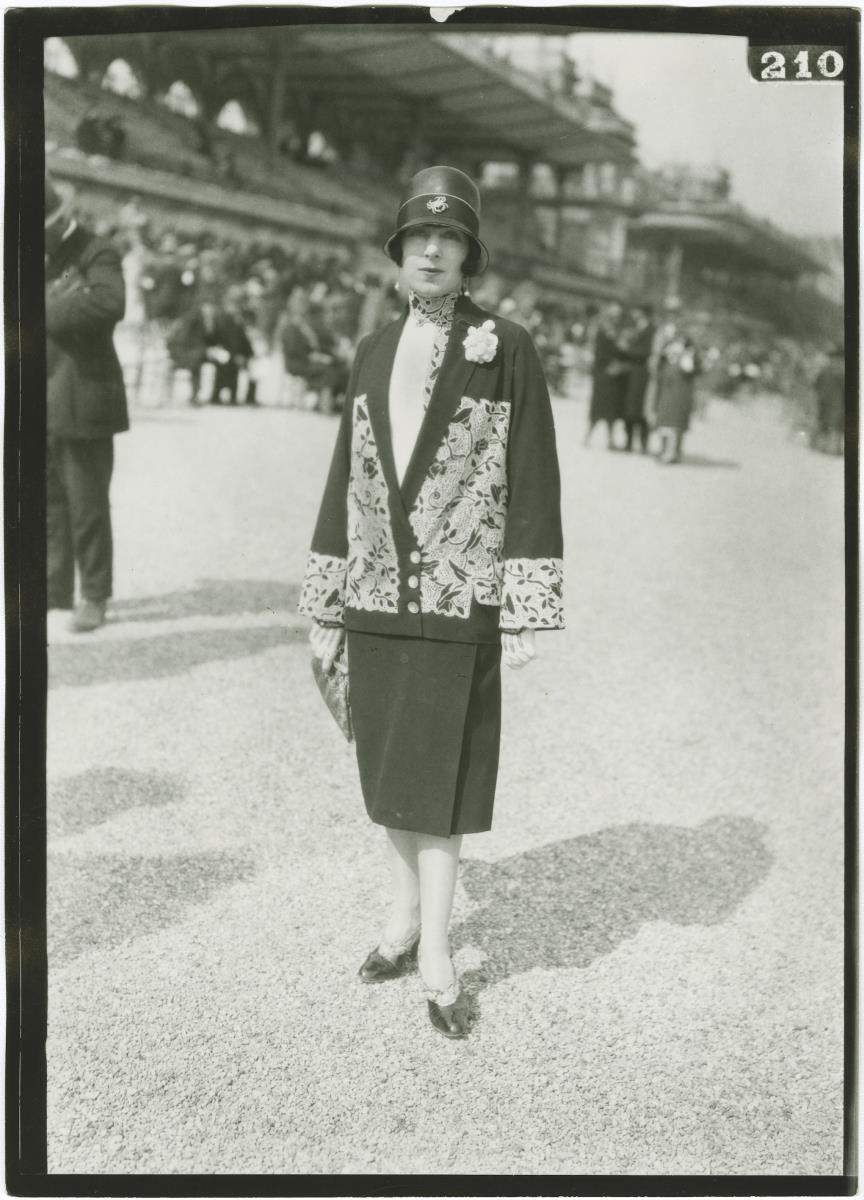 Frau in Kostüm auf dem Rennplatz in Longchamp