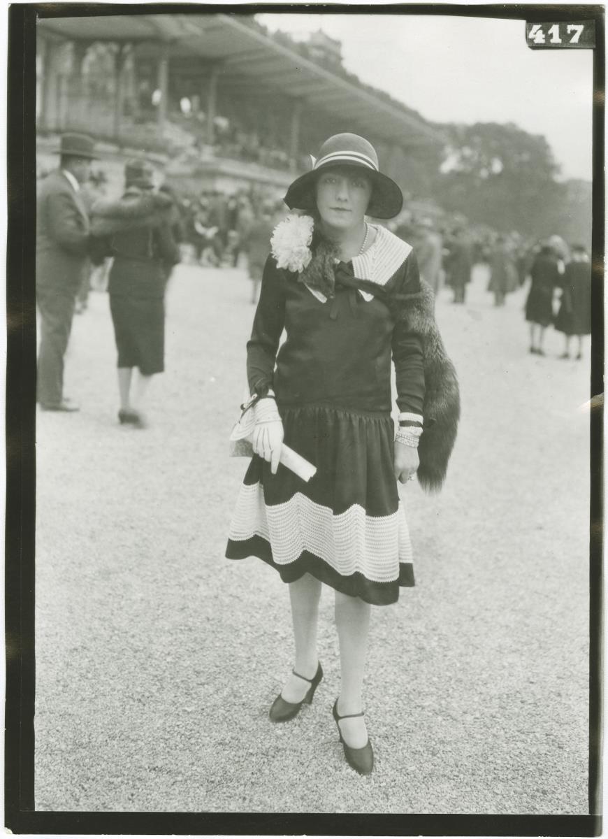 Frau in Kleid auf dem Rennplatz in Longchamp