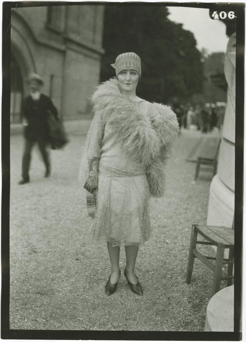Frau in Kleid auf dem Rennplatz in Longchamp