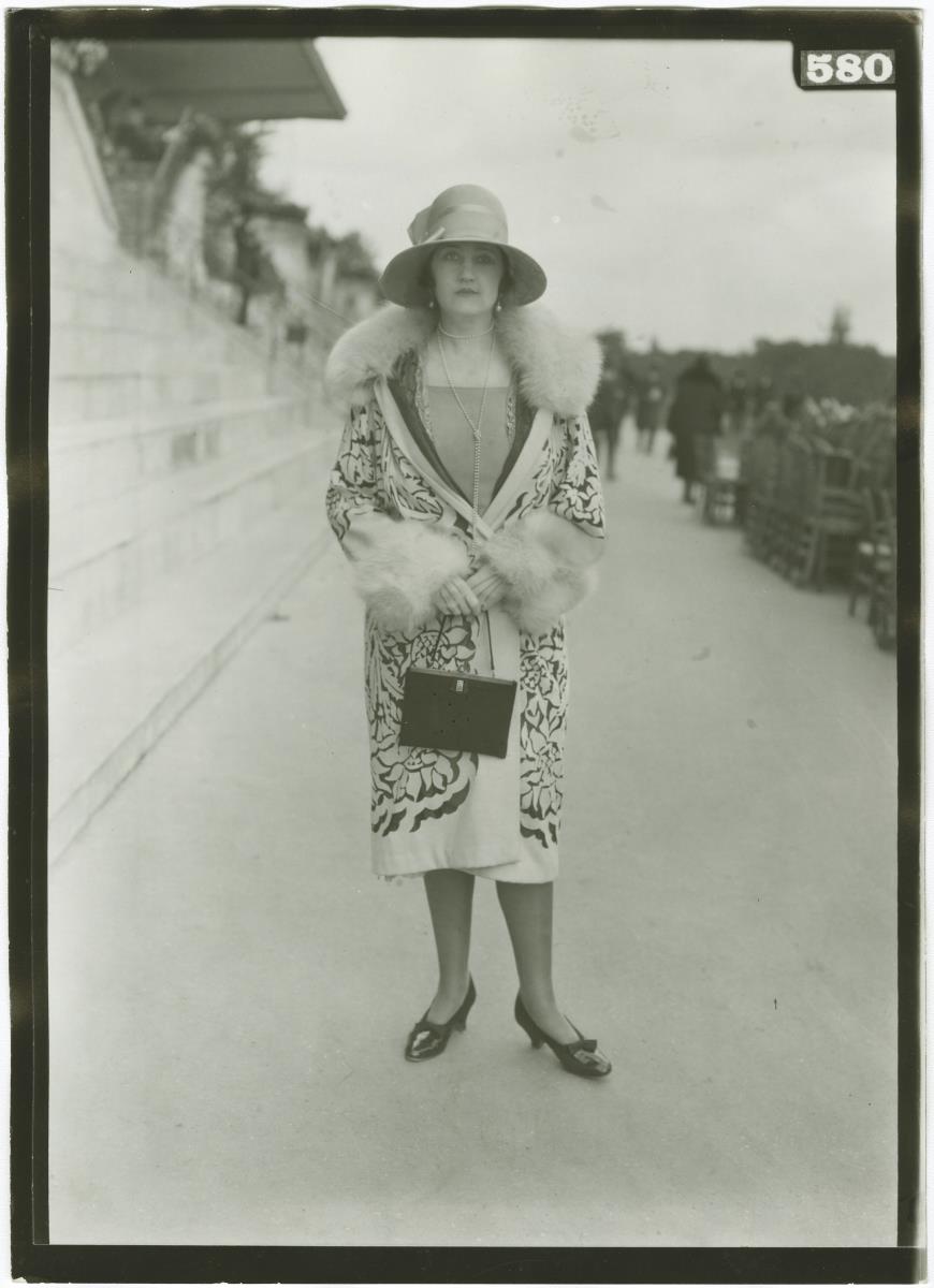 Frau in Mantel auf dem Rennplatz in Longchamp