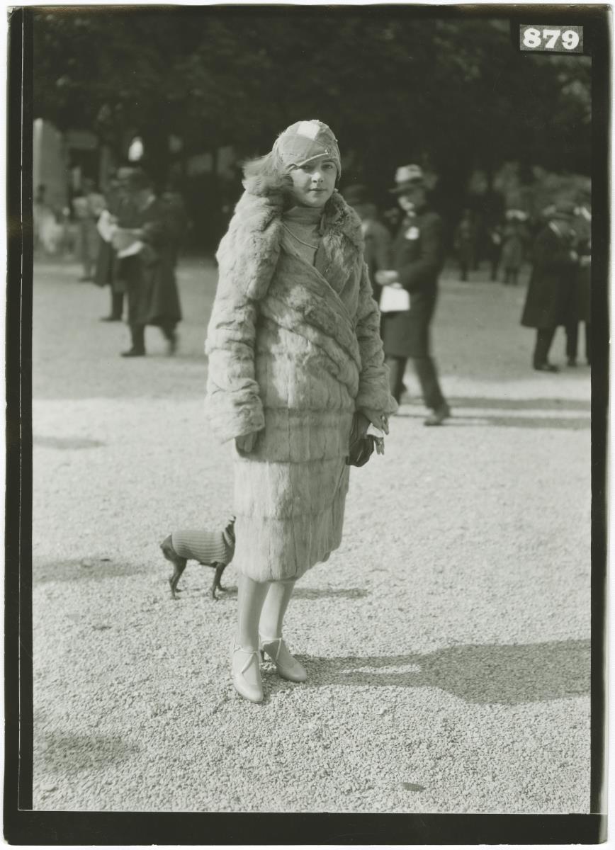 Frau in Mantel auf dem Rennplatz in Longchamp