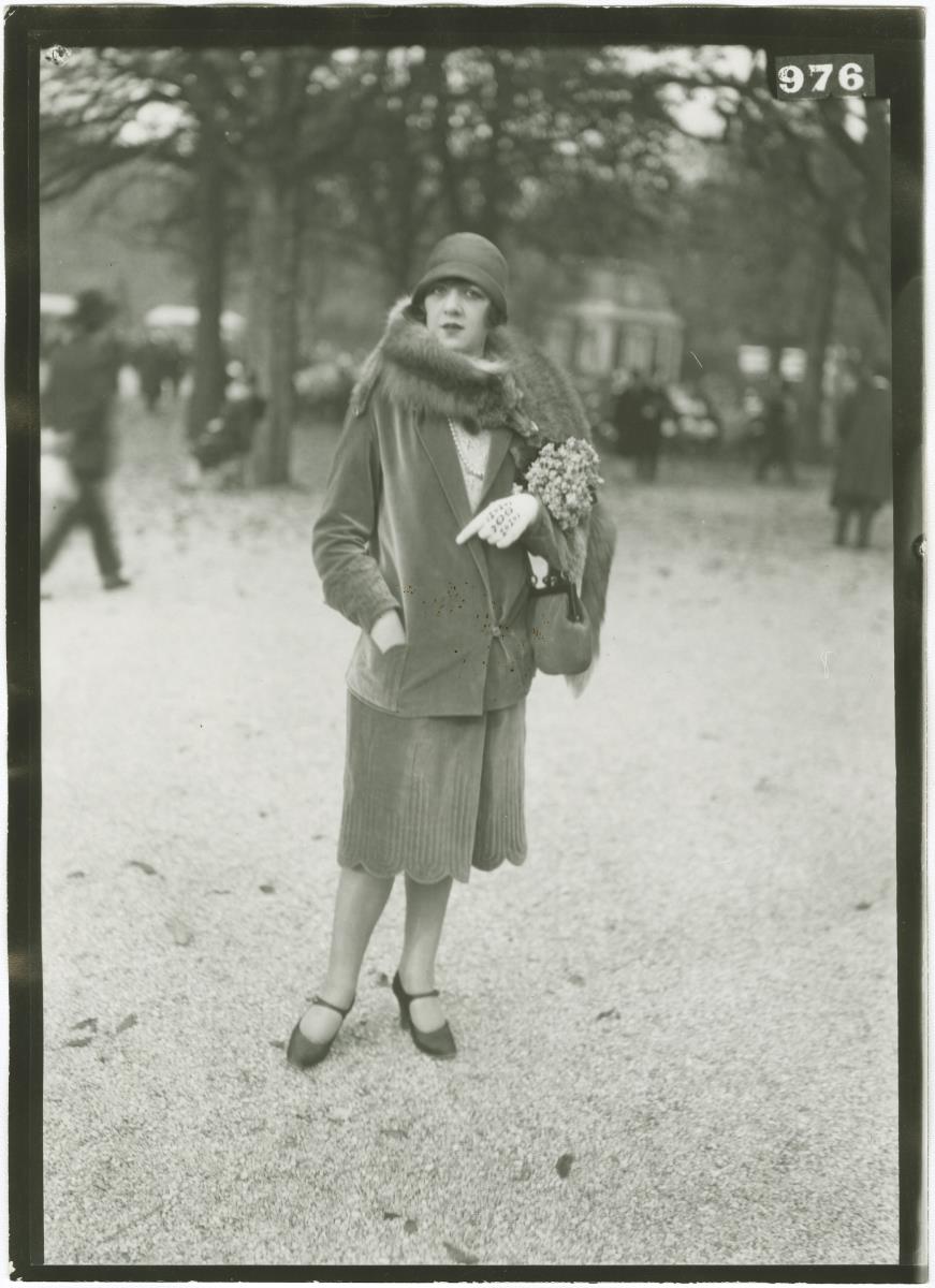 Frau in Kostüm auf dem Rennplatz in Longchamp