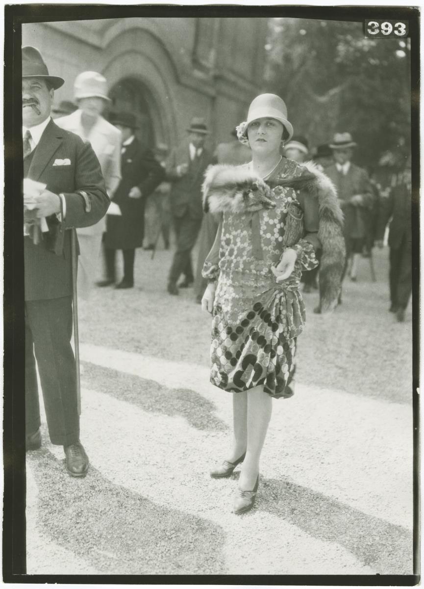 Frau in Kleid auf dem Rennplatz in Longchamp