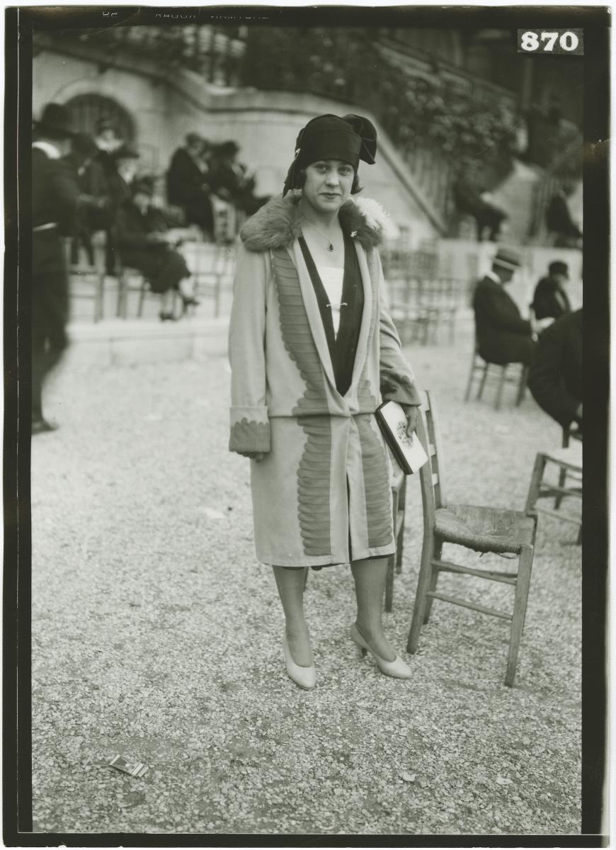 Frau in Mantel auf dem Rennplatz in Longchamp
