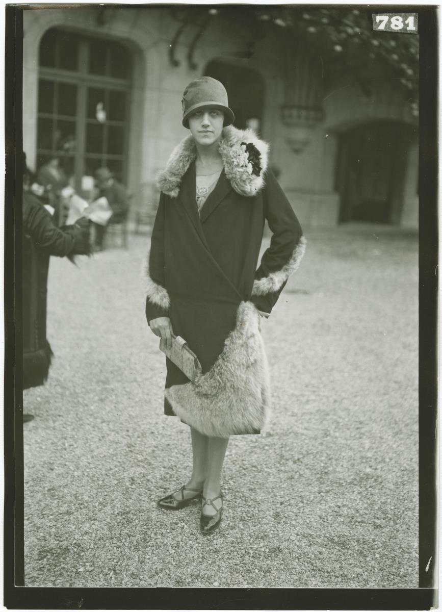 Frau in Mantel auf dem Rennplatz in Longchamp