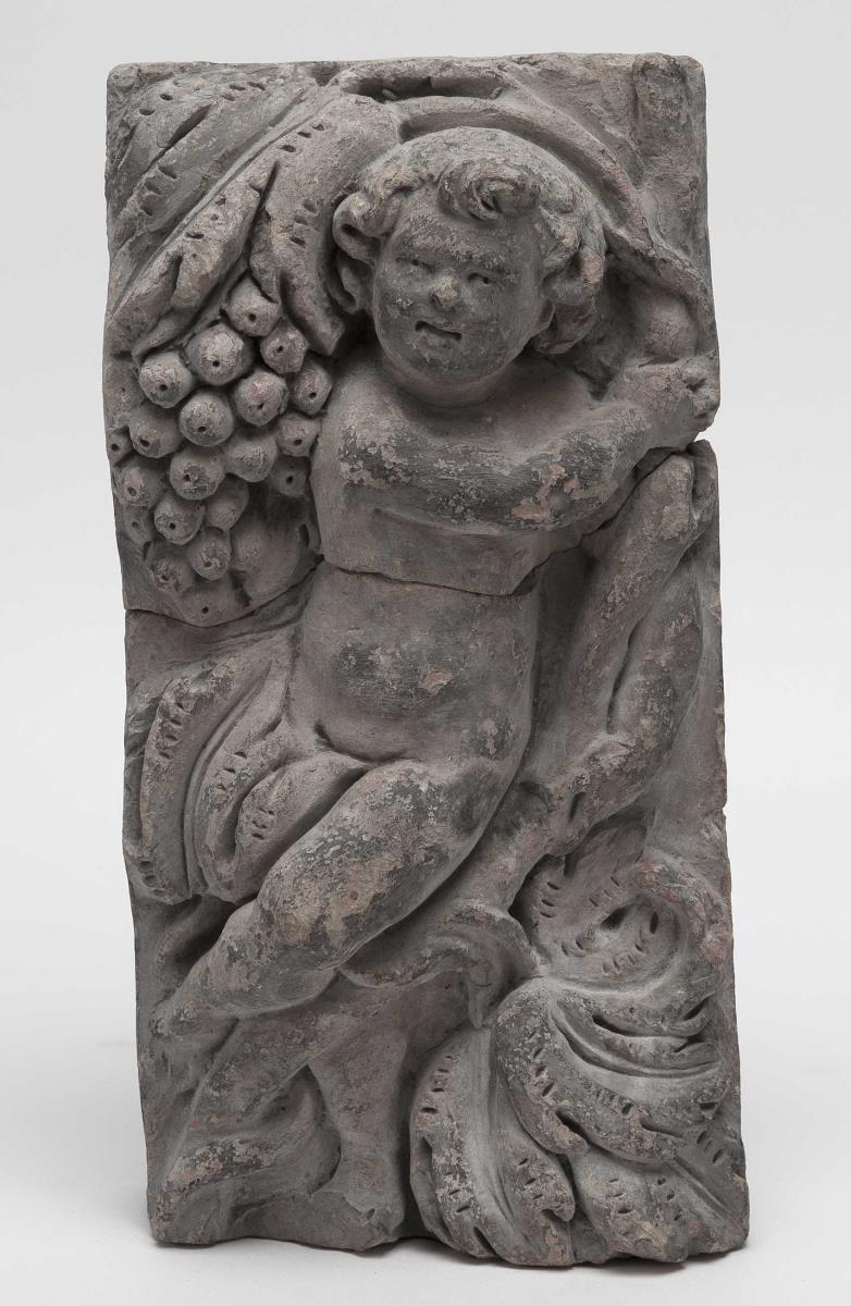 Putto von einer Arkadendekoration