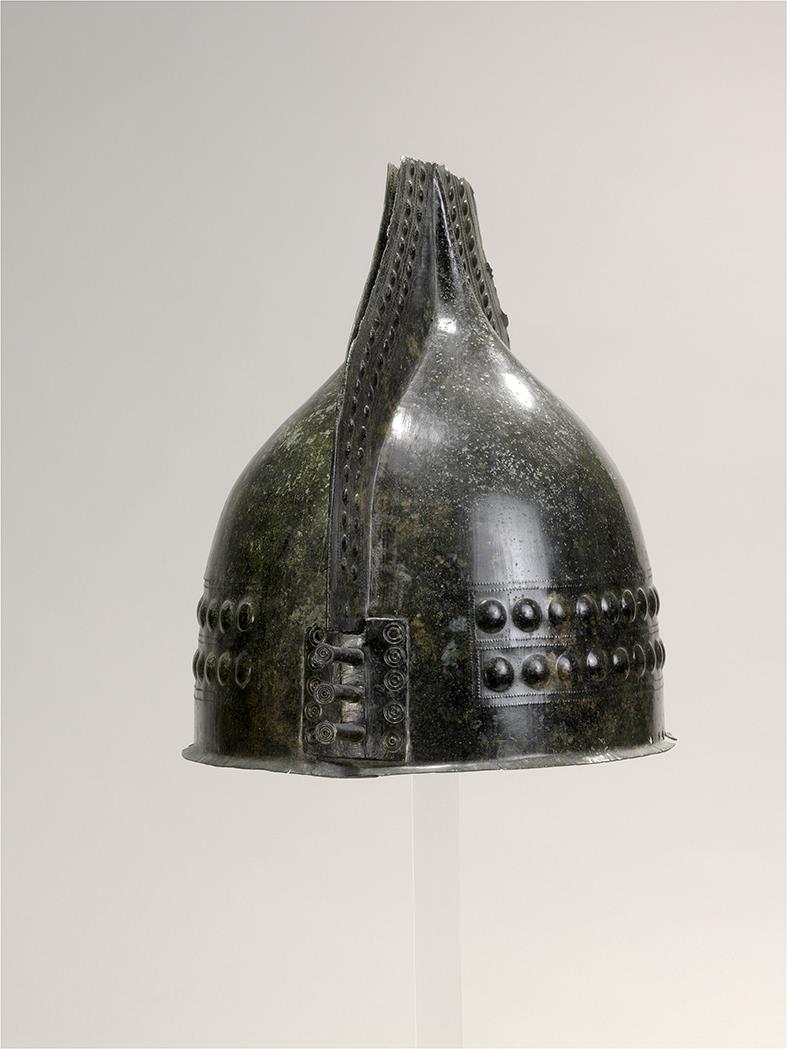 Früheisenzeitlicher italischer Kammhelm [Komm.: Zwieteiliger Helm, der aus identischen Hälften zusammengepfalzt, genietet und gebördelt ist.]