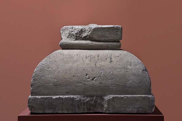 Pfeilerförmiger etruskischer Cippus mit Inschrift, vom Grab des Lart Laru