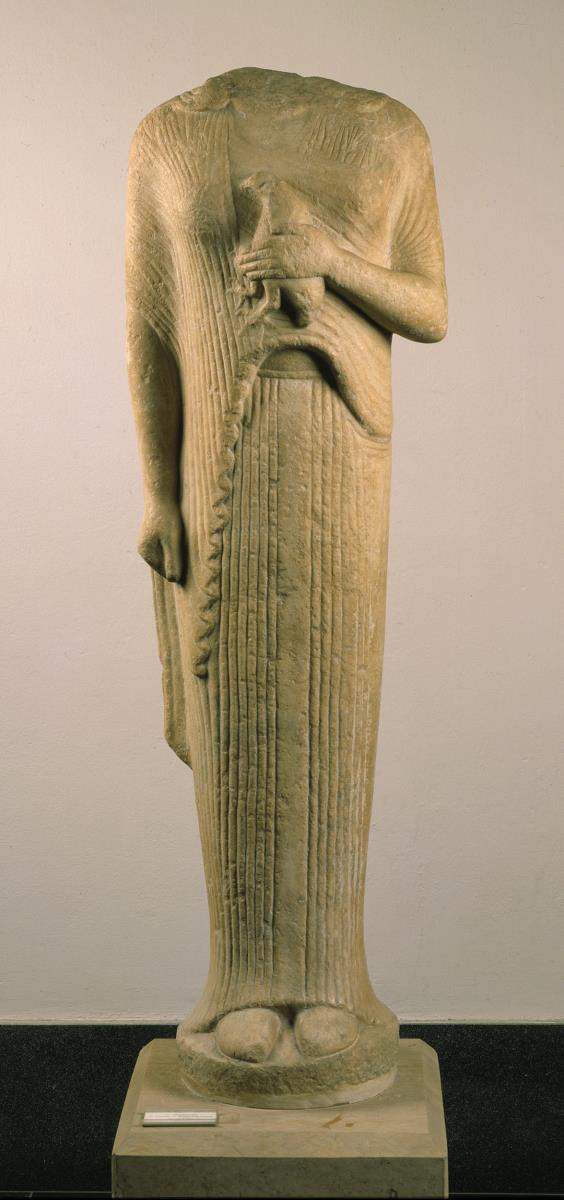 Frauenstatue mit Steinhuhn