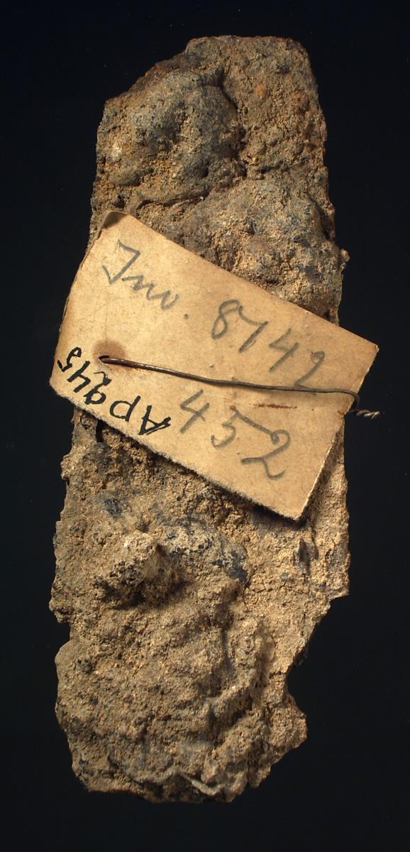 "Rest einer Schwertklinge", tatsächlich aber wohl anpassendes Fragment der Lanzenspitze Misc. 8142, 452 (NF)