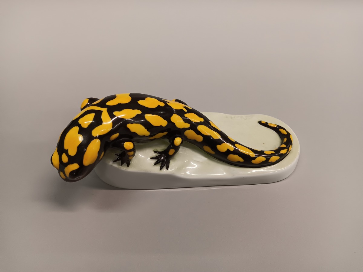Feuersalamander auf Sockel