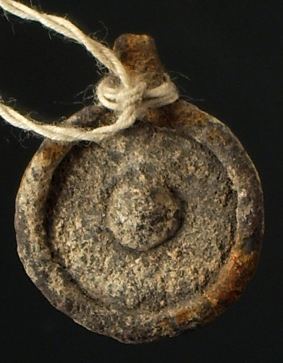 Kleiner scheibenförmiger Anhänger mit Omphalos